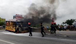 Xe tang bốc cháy ngùn ngụt trên quốc lộ hết hạn kiểm định cả năm trời